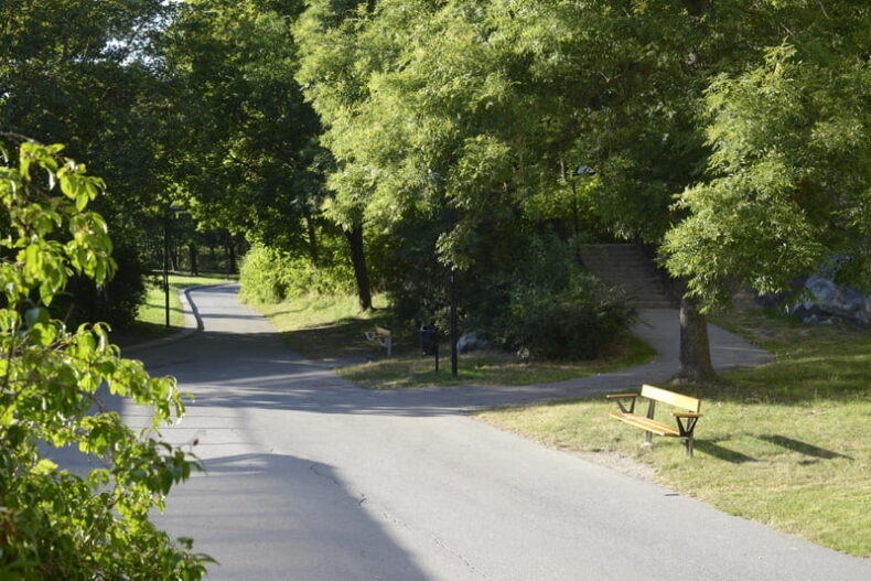 En närliggande promenadväg med mycket natur