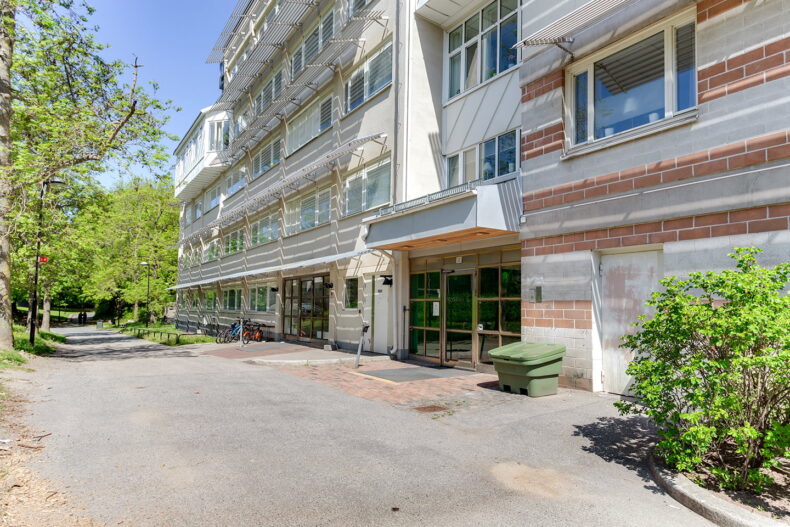 Boendets fasad och entré med träd utanför