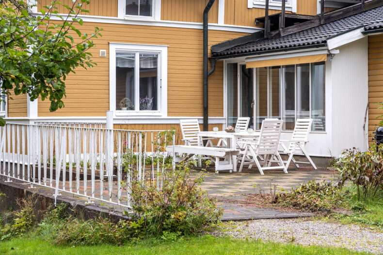 Uteplats med vita utemöbler
