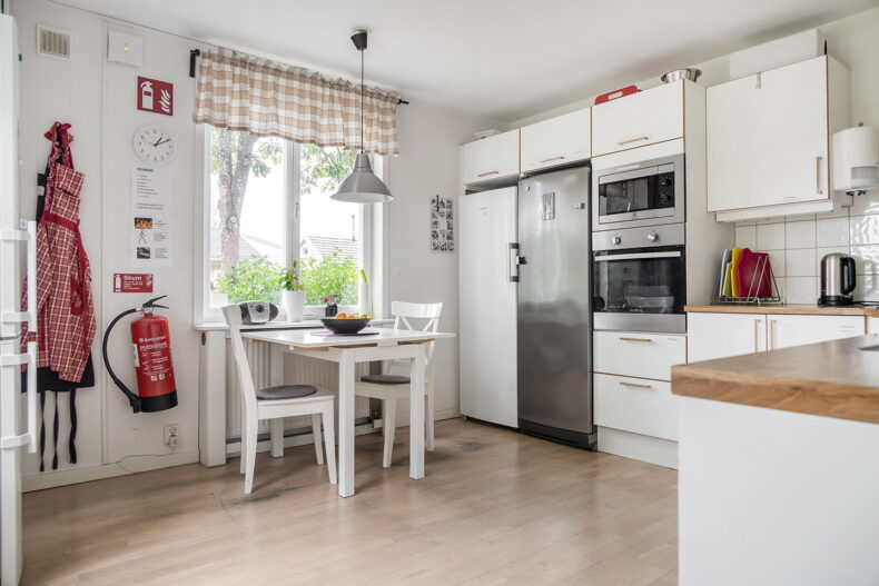 Boendets gemensamma kök med en liten matplats