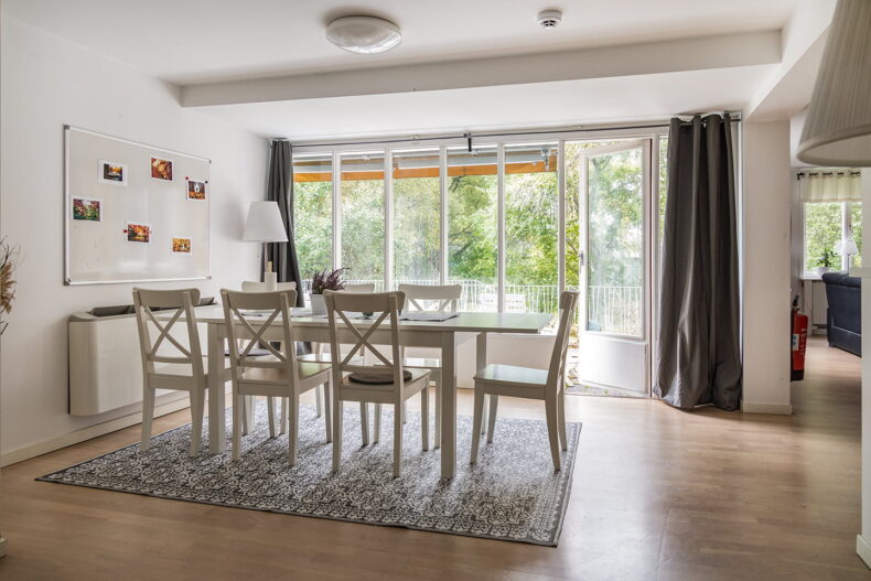 En gemensam matplats med stolar och bord