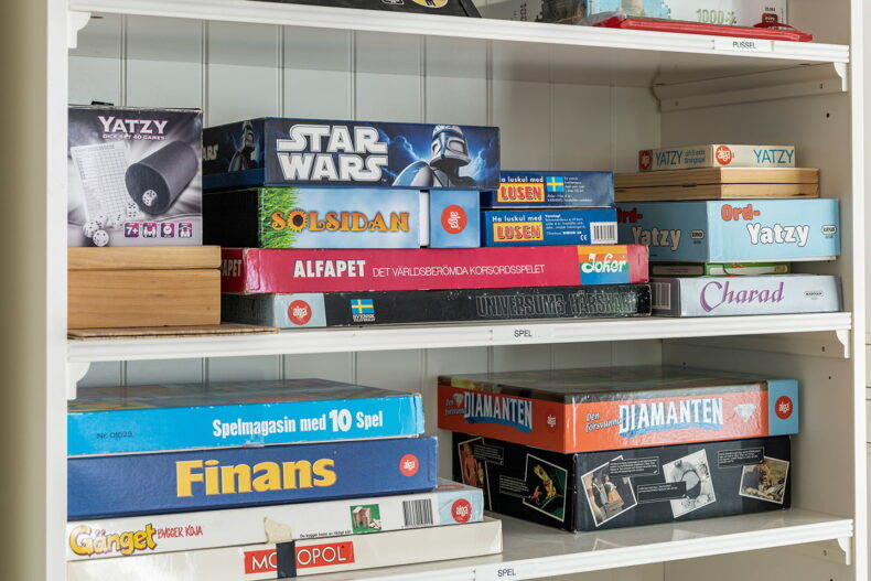 En hylla full med brädspel
