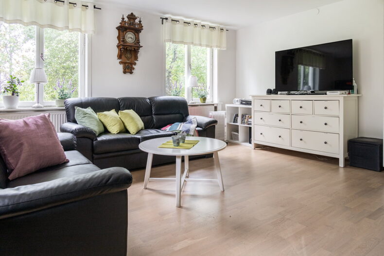 Ett gemensamt rum med soffgrupp och TV