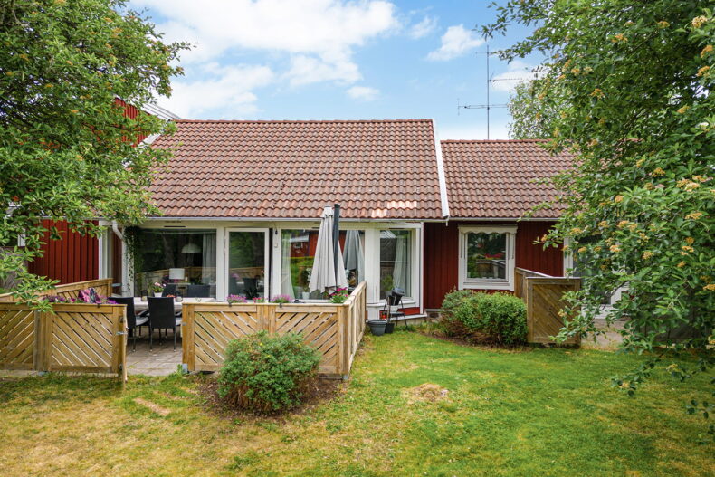 Boendets uteplats och gräsmatta