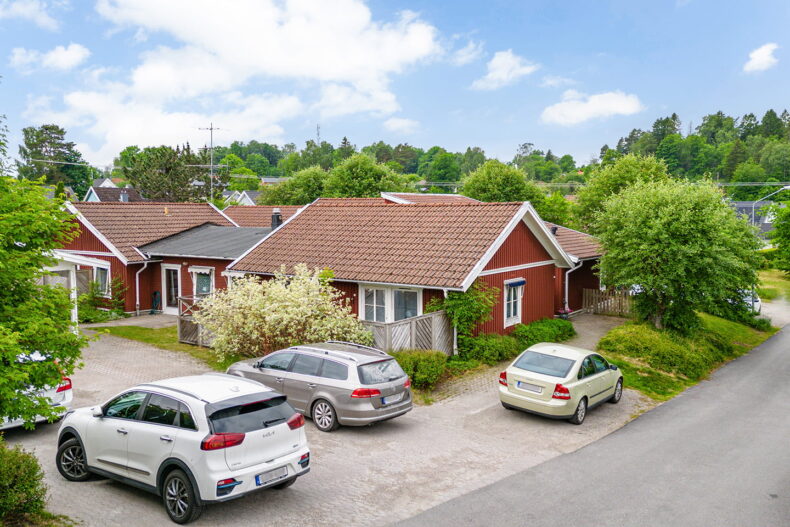Boendet sett från gatan med bilar utanför
