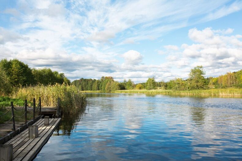 En närliggande sjö med brygga