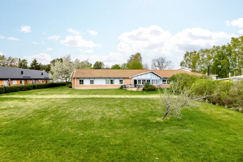 Boendet med en stor gräsmatta framför