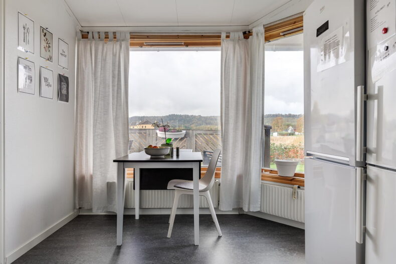 Liten matplats, fruktskål på bordet.