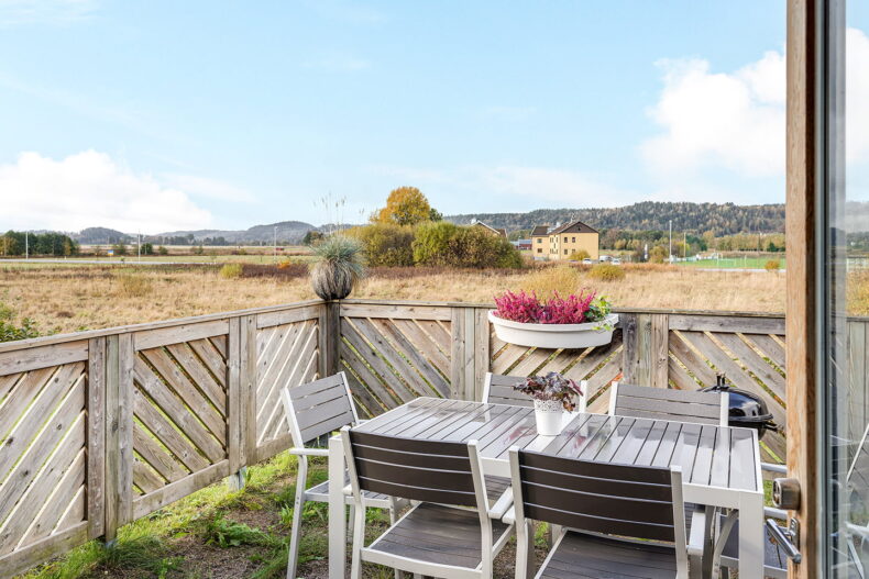 Uteplats med utemöbler