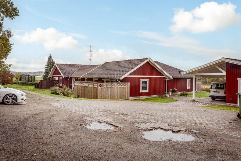 Boendets röda hus och carport