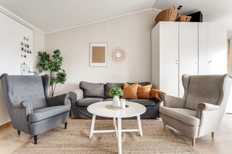 Gemensamt rum, soffhörna med whiteboard på väggen