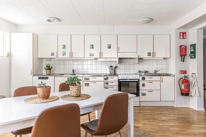 Gemensamt kök med matplats i förgrunden