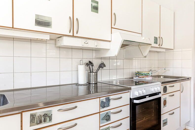 Närbild på gemensamma kökets skåp med bildstöd