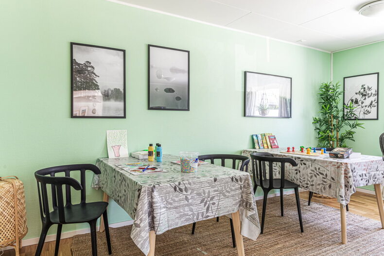 Bord och stolar med spel och pyssel framlagt