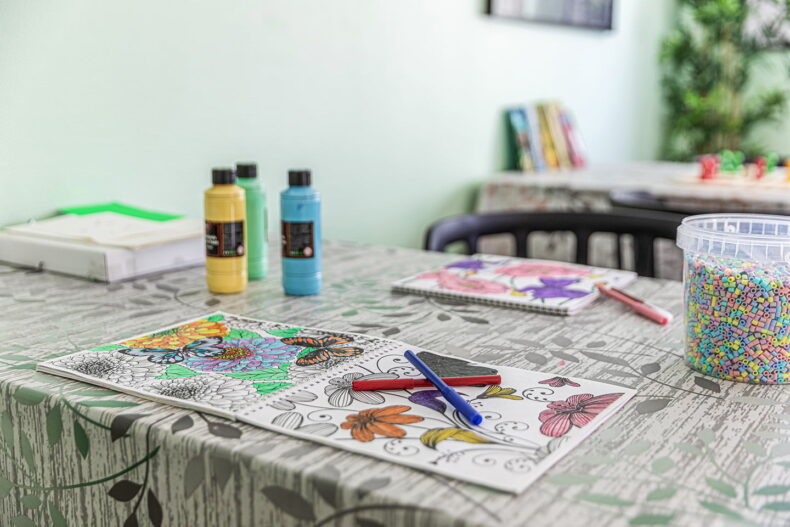 Målarböcker, färg och pärlor för pyssel