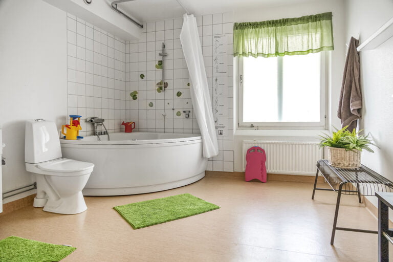 Badrum med hörnbadkar, toalett