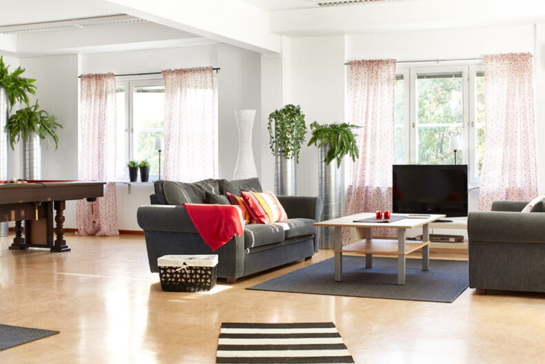 Ett gemensamt rum med soffor, soffbord och TV