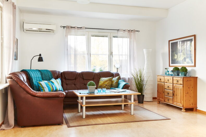 En stor soffa i vinkel med soffbord