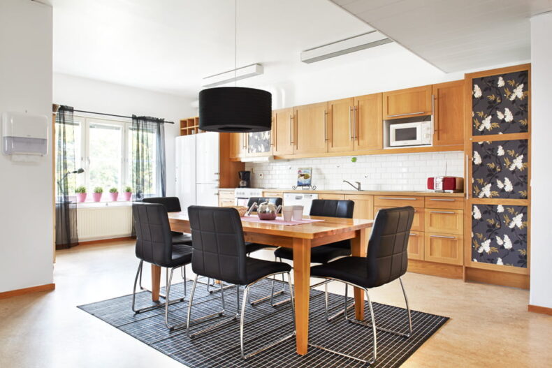 Ett gemensamt kök med matbord och stolar