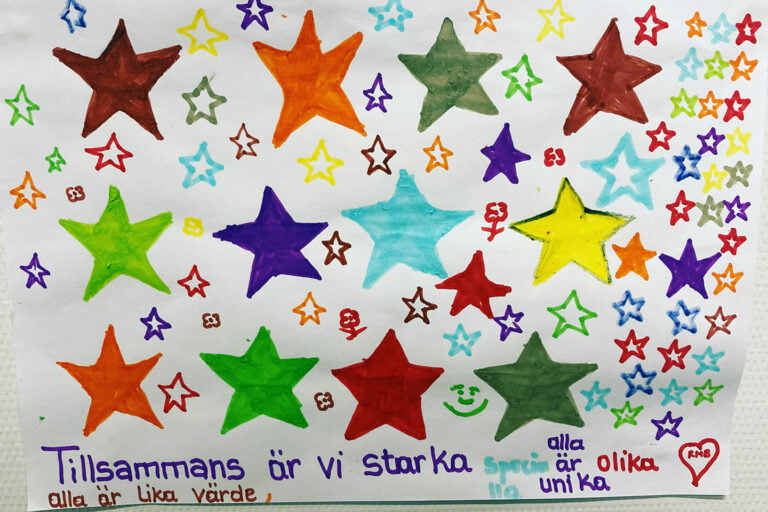 Handmålad teckning med stjärnor i olika färger