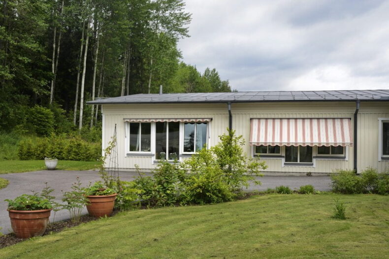 Boendets fasad med randiga markiser