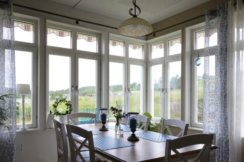Ett matbord i en nisch med fönster åt flera håll