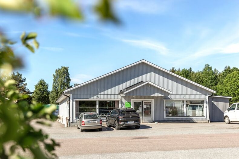 Verksamheten sedd från parkeringen