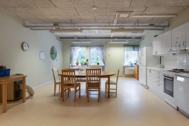 Verksamhetens kök med ett runt matbord i mitten