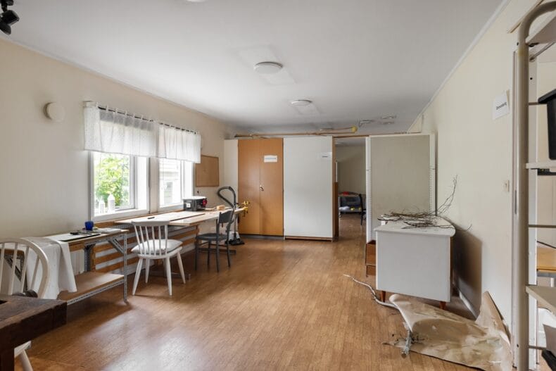 Ett rum med flera arbetsstationer utspridda