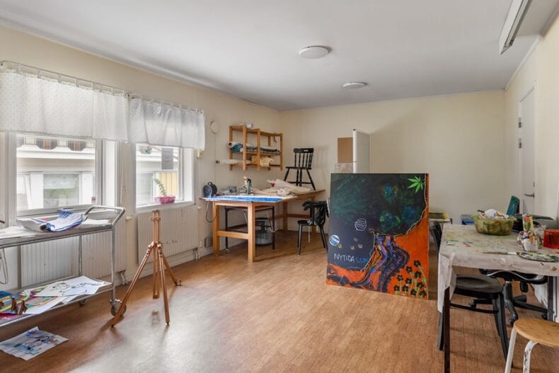 En ateljé med staffli och arbetsbord