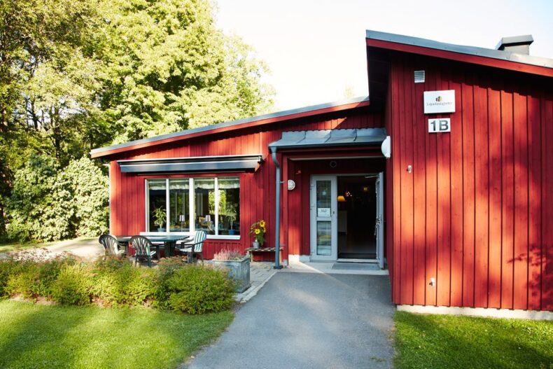 Boendets entré med uteplats till vänster