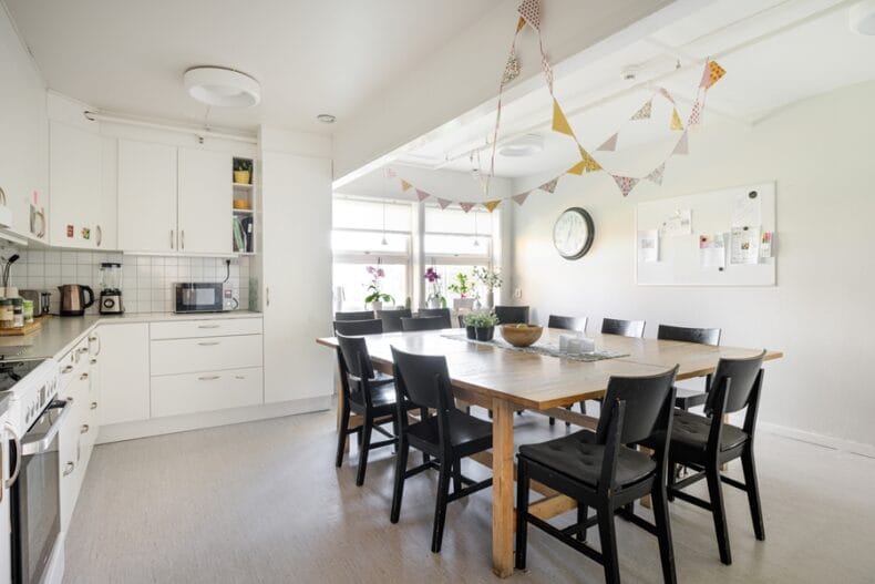 Boendets gemensamma kök med ett stort matbord