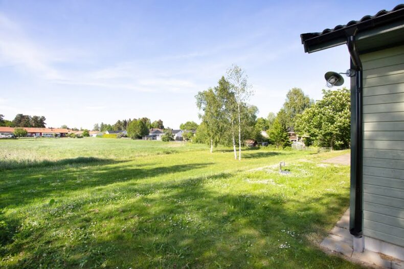 Gräsytor bakom boendet