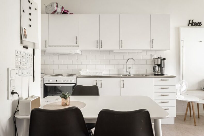 Kök med matplats i en av boendets lägenheter