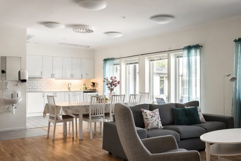 Gemensamma ytor med soffhörna, matplats och kök