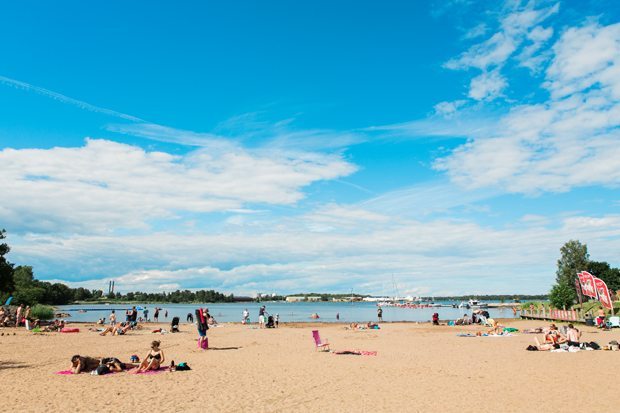 Närliggande badstrand vid havet