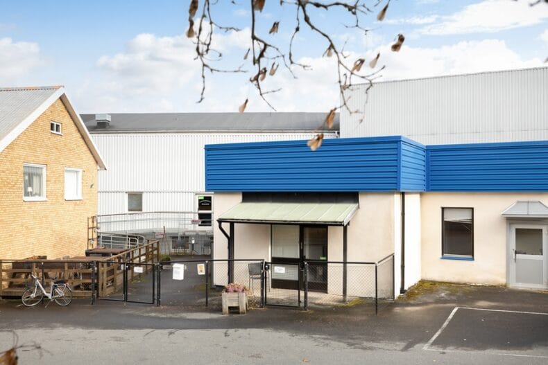 Verksamhetens entré, ett vit hus med blått tak