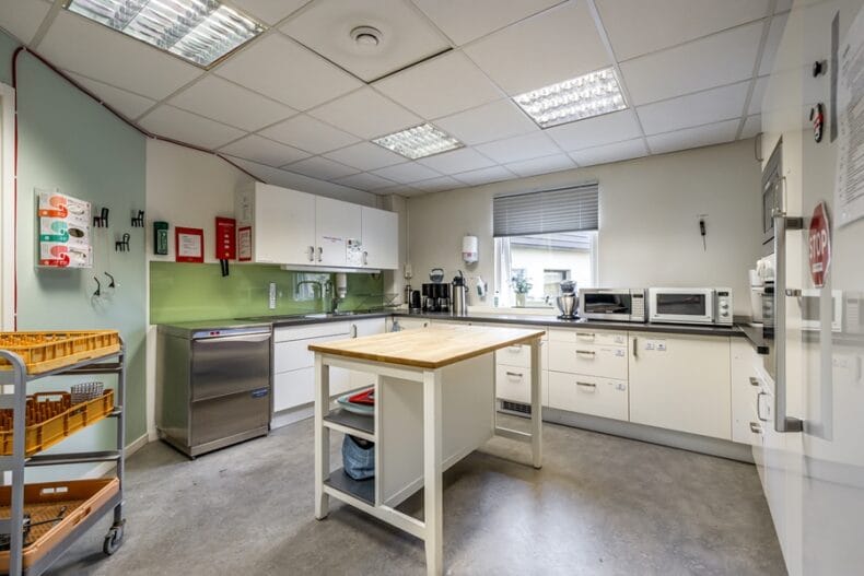 Verksamhetens kök med flera mikrovågsugnar och en köksö.