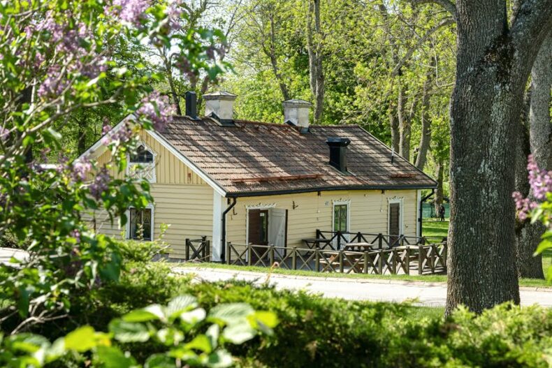 Ett av de små gamla husen i närmiljön, med mycket grönska runt omkring