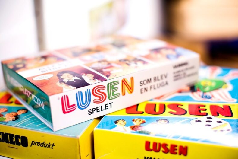 Flera lådor med spelet Lusen