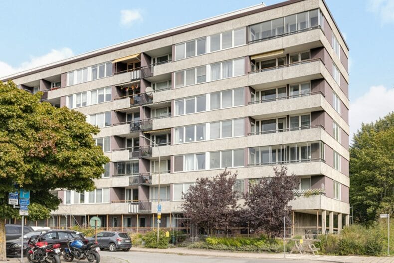 Boendets fasad, ett flerfamiljshus i sju våningar