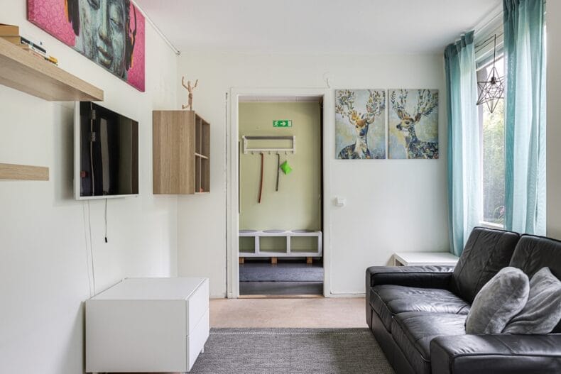 TV-hörna med soffa och förvaring