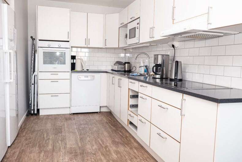 Verksamhetens gemensamma kök med modern inredning