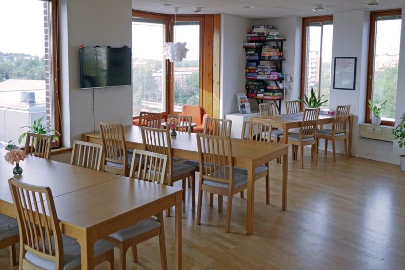 Matsal med tre bor och stolar i ek.