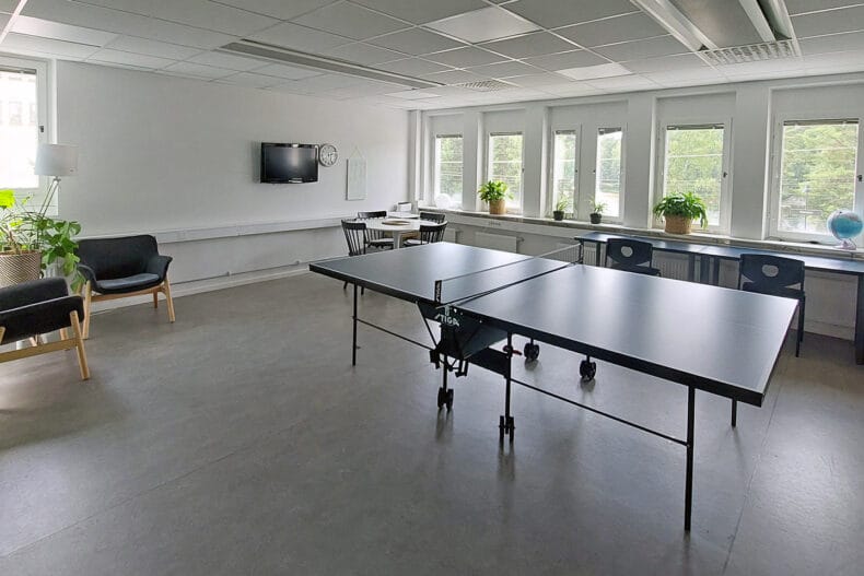 Rum med stort pingisbord