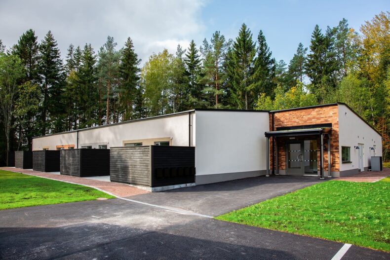 Boendets uppfart och entré med skog i bakgrunden