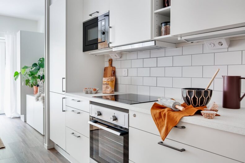 Köksbänk med en bunke, kavel och muffinsformar framställda