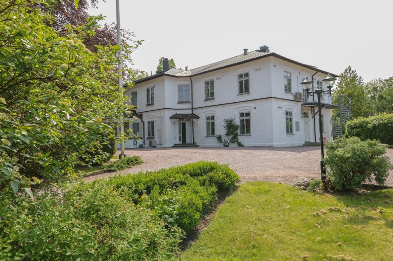 Boendet sett från andra sidan grusplanen framför entrén