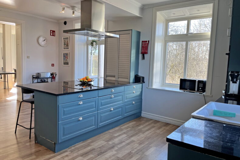 Boendets kök med köksö.