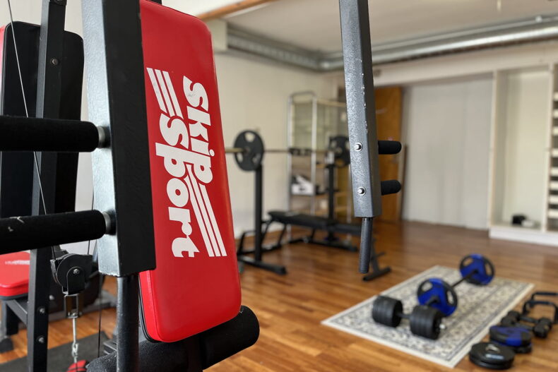 Boendets gym med maskiner och redskap